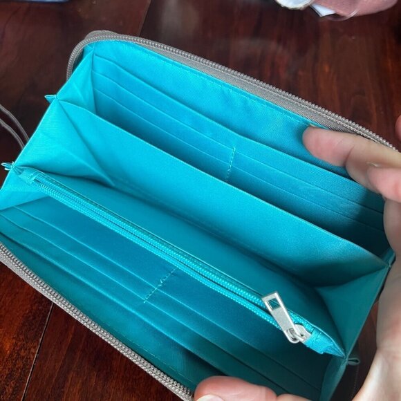 Travelon Wristlet Wallet Large Capacity With Zipper Closure & Multiple Card Slot - Picture 3 of 5